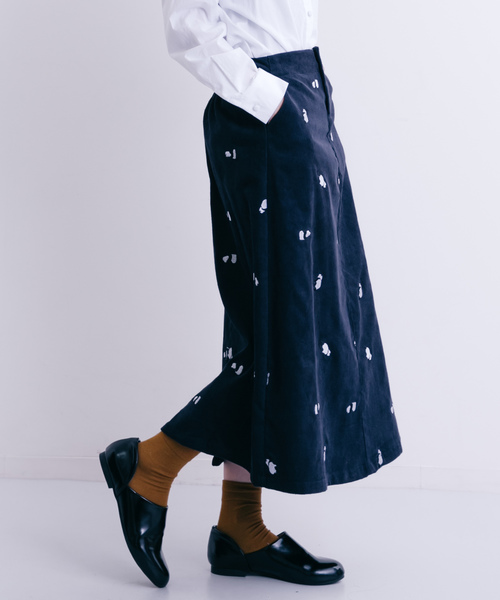 MERLOT（メルロー）の「うしろからパンダ刺繍スカート2426（スカート・レディース・ネイビー/キャメル・FREE）」の2枚目の写真