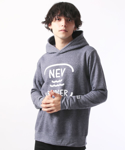 NEV(ネブ)の「パイル起毛 フロントプリント プルオーバー パーカー(パーカー・メンズ・杢グレー/チャコール/ネイビー・M/L)」の1枚目の写真