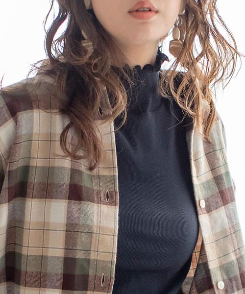 coen（コーエン）の「【WEB限定カラー】コットンメロウタートルネックカットソー（Tシャツ/カットソー・レディース・ネイビー/イエロー/その他1/その他3/ライラック/グレー/その他2/ブラック/オフホワイト/その他4/パープル・LARGE/MEDIUM）」の3枚目の写真