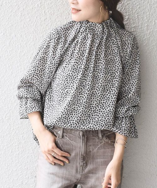 SHIPS(シップス)の「バリエーションプリントブラウス(シャツ/ブラウス・レディース・ピンク系その他/ブラウン/オフホワイト/ネイビー・ONE SIZE)」の2枚目の写真