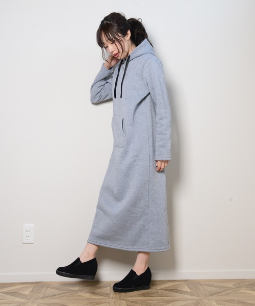 shopnikoniko（ショップニコニコ）の「裏起毛フードワンピース（ワンピース・レディース・ブラック/グレー/カーキ/チャコール・フリー）」の6枚目の写真