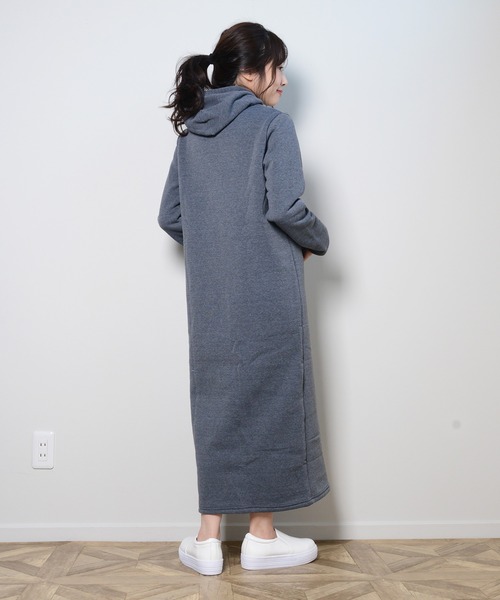 shopnikoniko（ショップニコニコ）の「裏起毛フードワンピース（ワンピース・レディース・ブラック/グレー/カーキ/チャコール・フリー）」の11枚目の写真