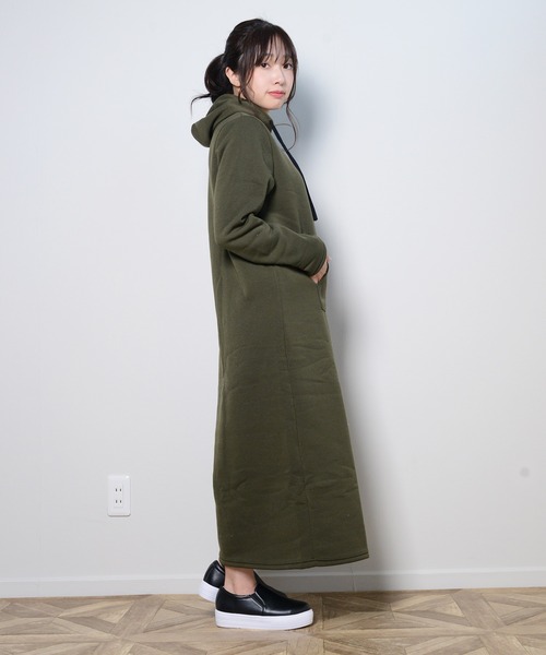 shopnikoniko（ショップニコニコ）の「裏起毛フードワンピース（ワンピース・レディース・ブラック/グレー/カーキ/チャコール・フリー）」の7枚目の写真