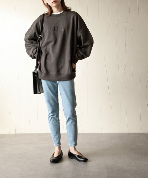 Chillfar（チルファー）の「【FILA】【Chillfar 別注】デザインロゴ刺繍ビッグスウェット（スウェット・レディース・ホワイト/ブラック/グレー/ブルー/ベージュ・FREE）」の16枚目の写真