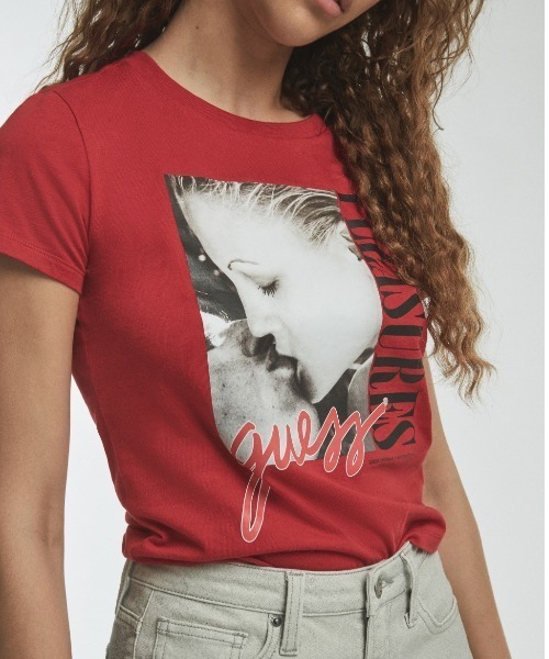 Guess(ゲス)の「GUESS Originals x PLEASURES Kiss Baby Tee(Tシャツ/カットソー・レディース・ホワイト/ブラック/レッド・MEDIUM/X-SMALL/SMALL)」の4枚目の写真