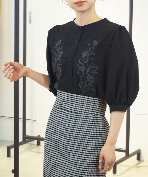 tiptop（ティップトップ）の「2021SS 前身刺繍ボリュームショルダーブラウス（シャツ/ブラウス・レディース・ブラック/オフホワイト/スミクロ・FREE）」の3枚目の写真