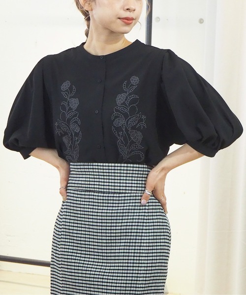 tiptop（ティップトップ）の「2021SS 前身刺繍ボリュームショルダーブラウス（シャツ/ブラウス・レディース・ブラック/オフホワイト/スミクロ・FREE）」の8枚目の写真