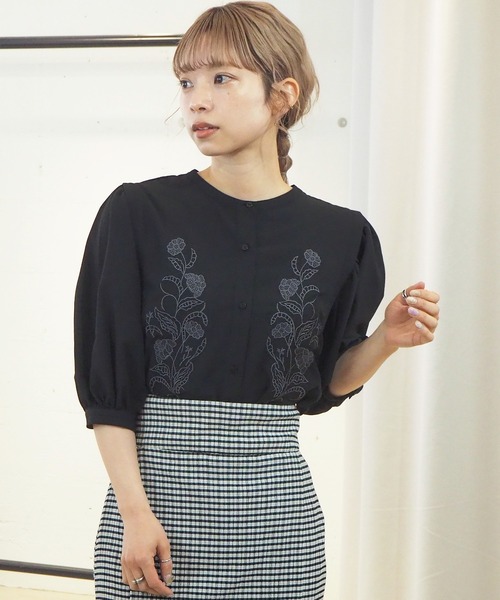 tiptop（ティップトップ）の「2021SS 前身刺繍ボリュームショルダーブラウス（シャツ/ブラウス・レディース・ブラック/オフホワイト/スミクロ・FREE）」の13枚目の写真