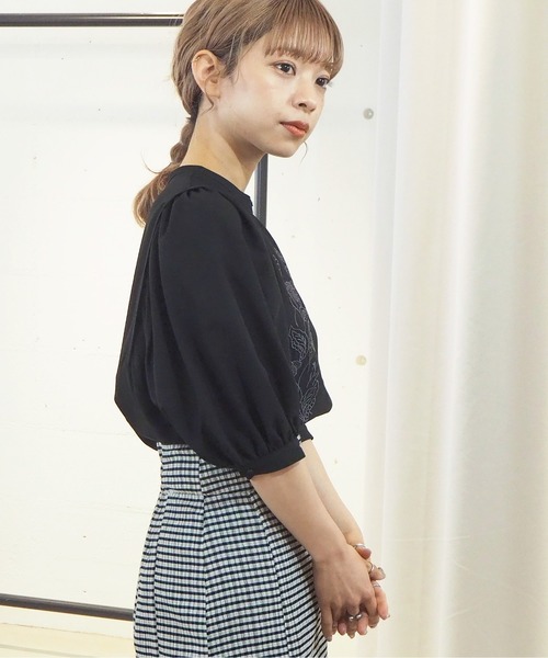 tiptop（ティップトップ）の「2021SS 前身刺繍ボリュームショルダーブラウス（シャツ/ブラウス・レディース・ブラック/オフホワイト/スミクロ・FREE）」の4枚目の写真