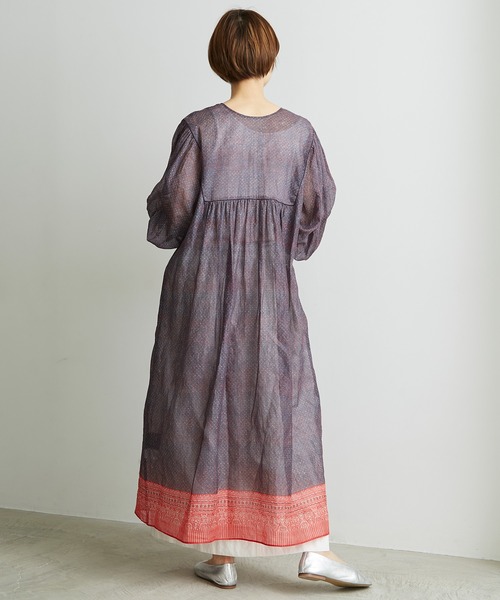cardo fabrica（カルドファブリカ）の「◇綿オーガンジーインド更紗ヨーク切替ギャザーワンピース（ワンピース・レディース・ネイビー/グレー・FREE）」の4枚目の写真