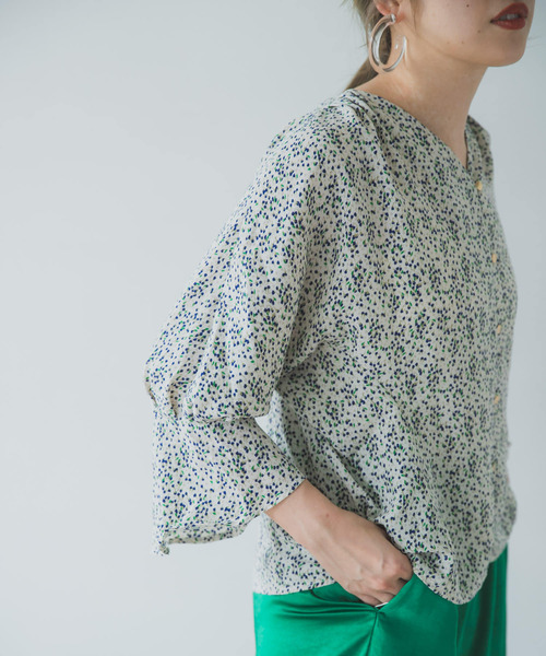 ITEMS URBANRESEARCH（アイテムズ アーバンリサーチ）の「フラワープリントVネックブラウス（シャツ/ブラウス・レディース・ネイビー/アイボリー・FREE）」の2枚目の写真