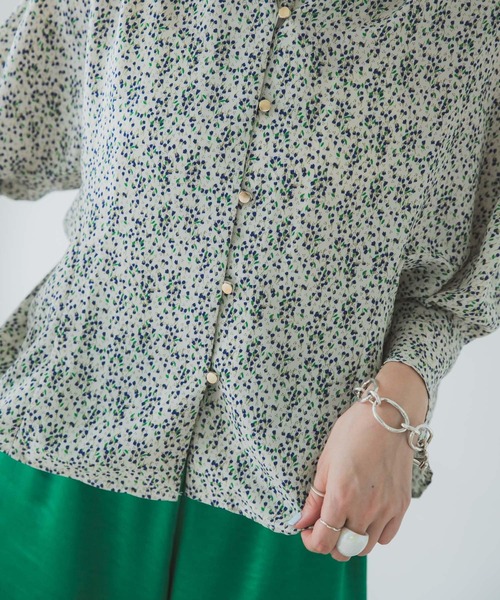 ITEMS URBANRESEARCH（アイテムズ アーバンリサーチ）の「フラワープリントVネックブラウス（シャツ/ブラウス・レディース・ネイビー/アイボリー・FREE）」の11枚目の写真