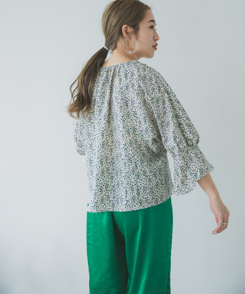 ITEMS URBANRESEARCH（アイテムズ アーバンリサーチ）の「フラワープリントVネックブラウス（シャツ/ブラウス・レディース・ネイビー/アイボリー・FREE）」の12枚目の写真