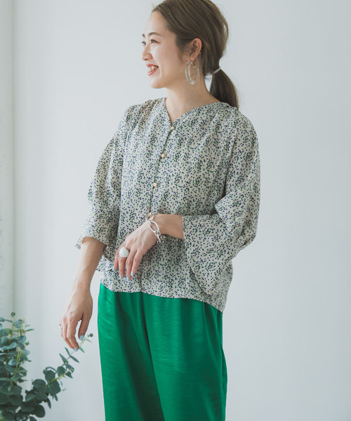 ITEMS URBANRESEARCH（アイテムズ アーバンリサーチ）の「フラワープリントVネックブラウス（シャツ/ブラウス・レディース・ネイビー/アイボリー・FREE）」の13枚目の写真