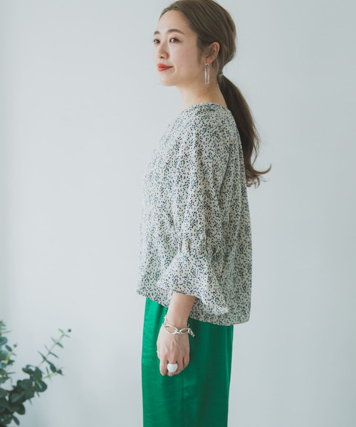 ITEMS URBANRESEARCH（アイテムズ アーバンリサーチ）の「フラワープリントVネックブラウス（シャツ/ブラウス・レディース・ネイビー/アイボリー・FREE）」の14枚目の写真