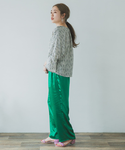 ITEMS URBANRESEARCH（アイテムズ アーバンリサーチ）の「フラワープリントVネックブラウス（シャツ/ブラウス・レディース・ネイビー/アイボリー・FREE）」の16枚目の写真