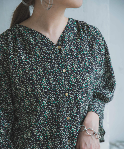 ITEMS URBANRESEARCH（アイテムズ アーバンリサーチ）の「フラワープリントVネックブラウス（シャツ/ブラウス・レディース・ネイビー/アイボリー・FREE）」の17枚目の写真