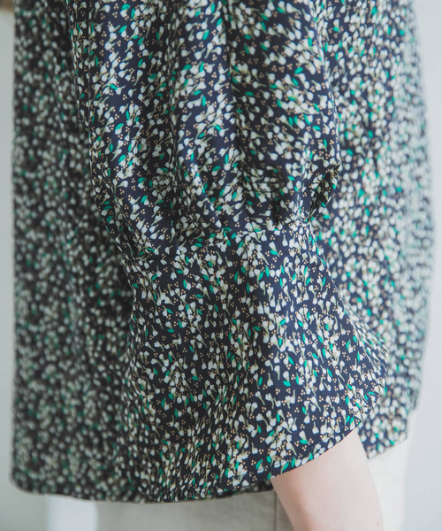 ITEMS URBANRESEARCH（アイテムズ アーバンリサーチ）の「フラワープリントVネックブラウス（シャツ/ブラウス・レディース・ネイビー/アイボリー・FREE）」の18枚目の写真