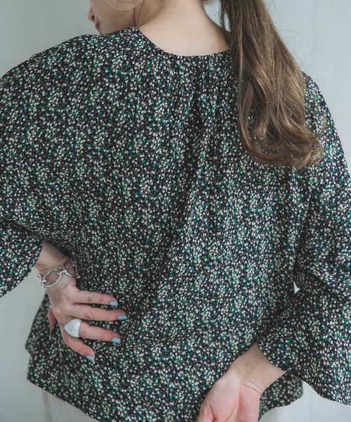 ITEMS URBANRESEARCH（アイテムズ アーバンリサーチ）の「フラワープリントVネックブラウス（シャツ/ブラウス・レディース・ネイビー/アイボリー・FREE）」の19枚目の写真