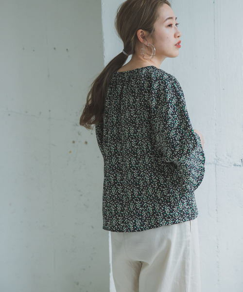 ITEMS URBANRESEARCH（アイテムズ アーバンリサーチ）の「フラワープリントVネックブラウス（シャツ/ブラウス・レディース・ネイビー/アイボリー・FREE）」の21枚目の写真