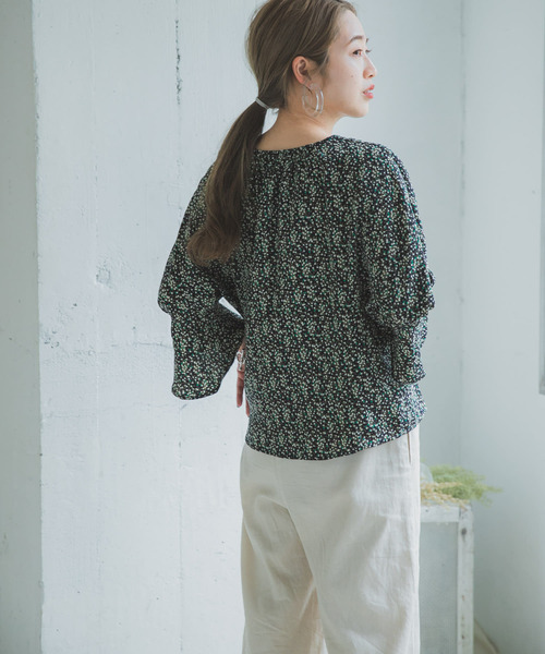 ITEMS URBANRESEARCH（アイテムズ アーバンリサーチ）の「フラワープリントVネックブラウス（シャツ/ブラウス・レディース・ネイビー/アイボリー・FREE）」の22枚目の写真