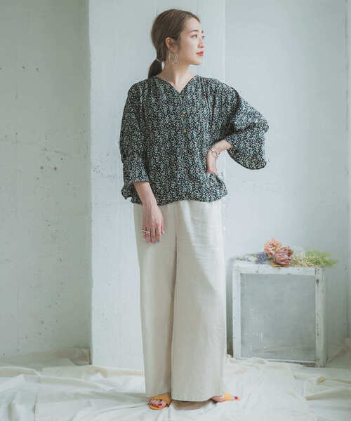 ITEMS URBANRESEARCH（アイテムズ アーバンリサーチ）の「フラワープリントVネックブラウス（シャツ/ブラウス・レディース・ネイビー/アイボリー・FREE）」の3枚目の写真