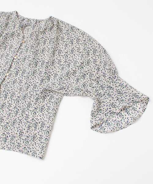 ITEMS URBANRESEARCH（アイテムズ アーバンリサーチ）の「フラワープリントVネックブラウス（シャツ/ブラウス・レディース・ネイビー/アイボリー・FREE）」の6枚目の写真