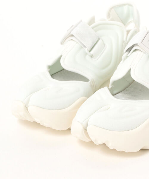 NIKE（ナイキ）の「NIKE / ウィメンズ アクア リフト①（スニーカー・レディース・ホワイト/ブラック・25/24.5/23.5/24/23）」の12枚目の写真