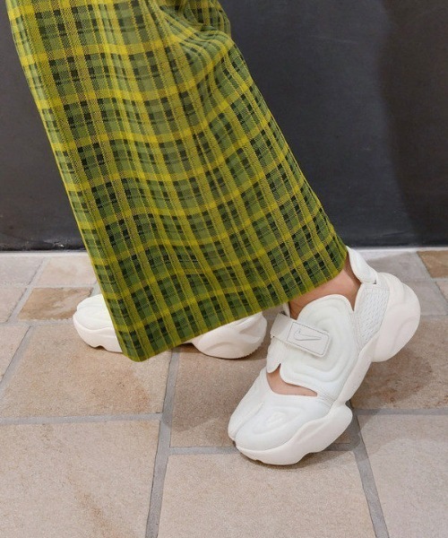 NIKE（ナイキ）の「NIKE / ウィメンズ アクア リフト①（スニーカー・レディース・ホワイト/ブラック・25/24.5/23.5/24/23）」の14枚目の写真