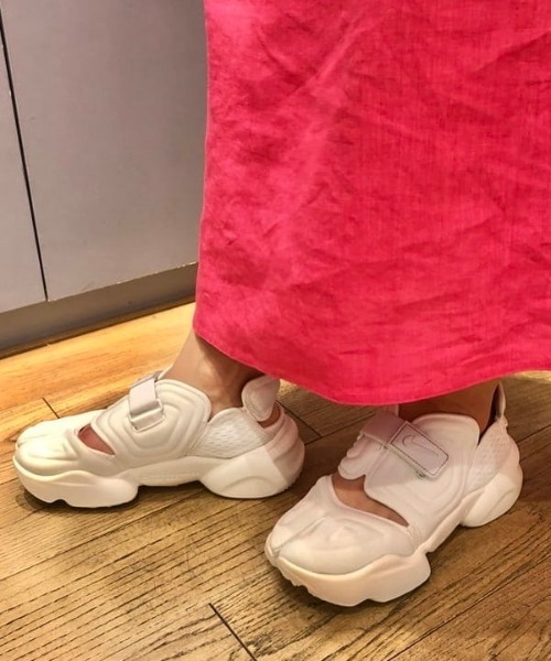 NIKE（ナイキ）の「NIKE / ウィメンズ アクア リフト①（スニーカー・レディース・ホワイト/ブラック・25/24.5/23.5/24/23）」の18枚目の写真