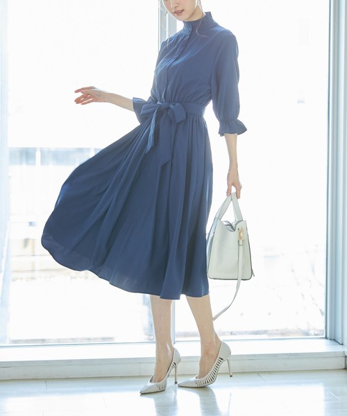 tocco closet(トッコ クローゼット)の「ウエストりぼん付きプチフリルネックキャンディースリーブシャツワンピース(ワンピース・レディース・ベージュ/ネイビー・M)」の16枚目の写真