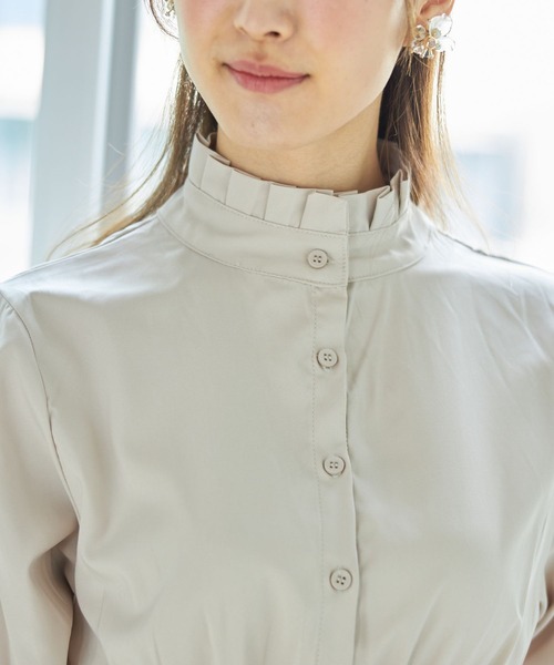 tocco closet(トッコ クローゼット)の「ウエストりぼん付きプチフリルネックキャンディースリーブシャツワンピース(ワンピース・レディース・ベージュ/ネイビー・M)」の6枚目の写真