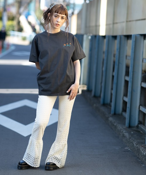 X-girl（エックスガール）の「BOTANICAL LOGO S/S TEE/バラモチーフ　バックプリント　Tシャツ（Tシャツ/カットソー・レディース・ホワイト/チャコール/ライトパープル・S/M/L/XL）」の6枚目の写真