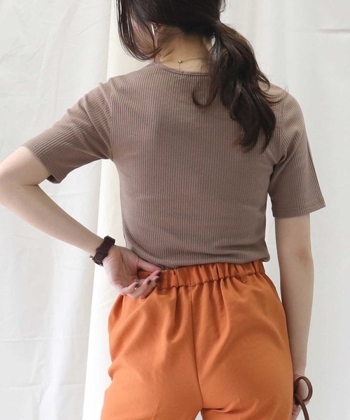 HONEYSUCKLE ROSE(ハニーサックルローズ)の「【HONEYSUCKLE ROSE】リブクルーネックTシャツ(Tシャツ/カットソー・レディース・ブラウン/ブラック/オフホワイト・S/L/M)」の10枚目の写真