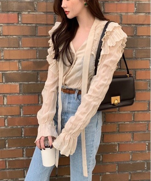 by muni:r（バイ ムニール）の「フリルストラップブラウス（シャツ/ブラウス・レディース・ベージュ/アイボリー・FREE）」の7枚目の写真