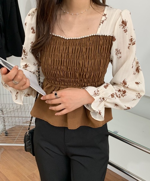ECLIN（エクラン）の「花柄ドッキングスクエアネックシャーリングペプラムグブラウス（シャツ/ブラウス・レディース・ブラック/ブラウン・FREE）」の12枚目の写真