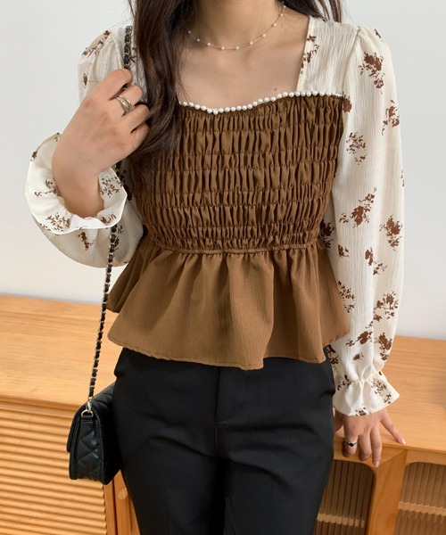 ECLIN（エクラン）の「花柄ドッキングスクエアネックシャーリングペプラムグブラウス（シャツ/ブラウス・レディース・ブラック/ブラウン・FREE）」の22枚目の写真
