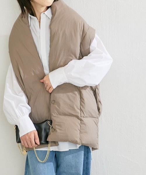COLLAGE GALLARDAGALANTE(コラージュガリャルダガランテ)の「おしゃれ見えする秋服の羽織り/ライトタフタベスト(ダウンベスト・レディース・オフホワイト/ブラック/モカ・FREE)」の3枚目の写真