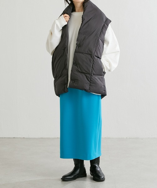 COLLAGE GALLARDAGALANTE(コラージュガリャルダガランテ)の「おしゃれ見えする秋服の羽織り/ライトタフタベスト(ダウンベスト・レディース・オフホワイト/ブラック/モカ・FREE)」の6枚目の写真