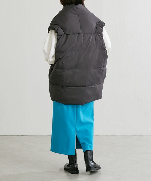 COLLAGE GALLARDAGALANTE(コラージュガリャルダガランテ)の「おしゃれ見えする秋服の羽織り/ライトタフタベスト(ダウンベスト・レディース・オフホワイト/ブラック/モカ・FREE)」の9枚目の写真