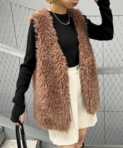 CIAOPANIC（チャオパニック）の「ボリュームファーベスト（ベスト・レディース・オフホワイト/モカ・FREE）」の2枚目の写真