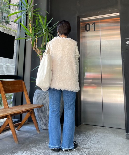 CIAOPANIC（チャオパニック）の「ボリュームファーベスト（ベスト・レディース・オフホワイト/モカ・FREE）」の9枚目の写真