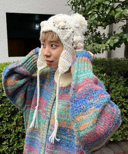 CIAOPANIC（チャオパニック）の「ボンボン付きハンド編みニットバラクラバ/ニットキャップ（ニットキャップ/ビーニー・レディース・オフホワイト/ボルドー/ブラウン・FREE）」の2枚目の写真