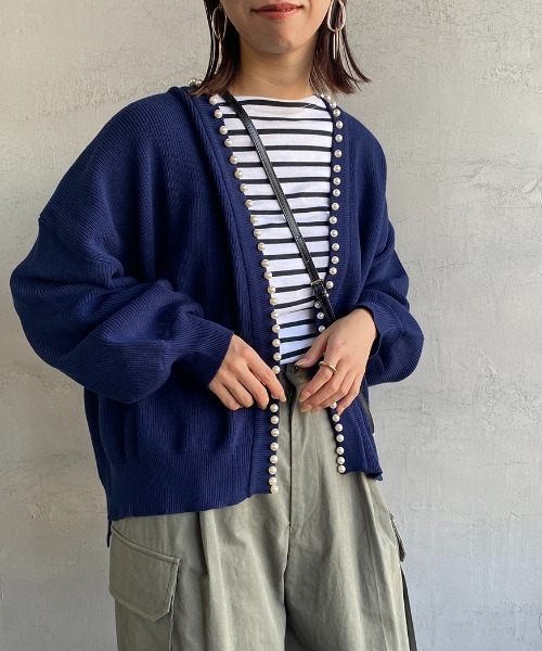 JEANS FACTORY （ジーンズファクトリー）の「[MAISON DE L'ALLURE/メゾンドゥラリュール] パールデザイン ニットカーディガン（ニット/セーター・レディース・ネイビー/ブラック/オフホワイト・F）」の3枚目の写真