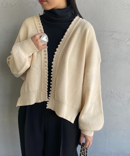JEANS FACTORY （ジーンズファクトリー）の「[MAISON DE L'ALLURE/メゾンドゥラリュール] パールデザイン ニットカーディガン（ニット/セーター・レディース・ネイビー/ブラック/オフホワイト・F）」の2枚目の写真