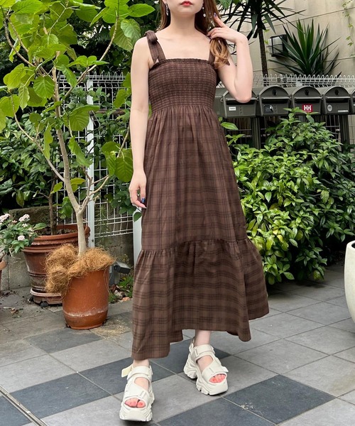 INGNI(イング)の「肩リボンシャーリングチェック柄ワンピース(ワンピース・レディース・ブラック系/ブラウン系その他2・M)」の2枚目の写真