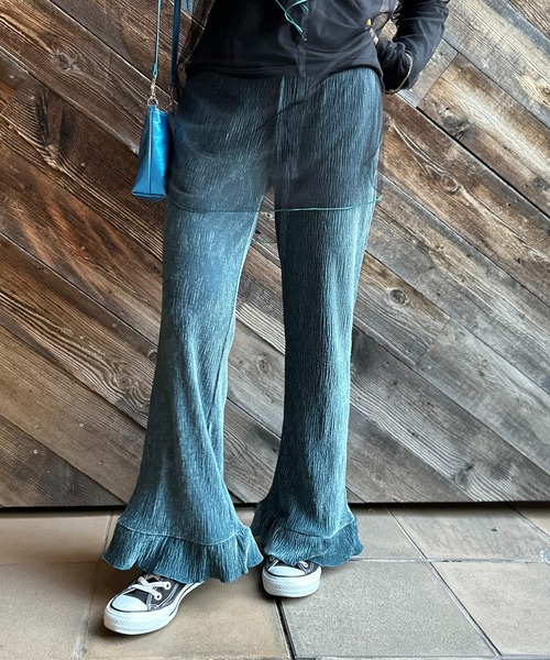 mi via loca（ミヴィアロカ）の「シャイニーベロアプリーツ 裾フリルパンツ（その他パンツ・レディース・ブラック/ブルー/マスタード・FREE）」の4枚目の写真