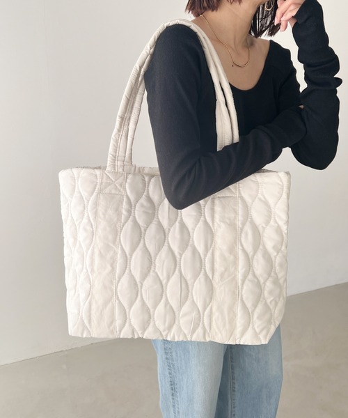 MYMOOD.（マイムード）の「【A4サイズ収納可】キルティングビッグトートバッグ マザーズ トラベルバッグ（トートバッグ・レディース・アイボリー/ブラック・FREE）」の4枚目の写真