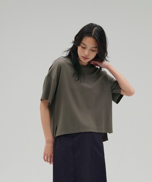 NEW BALANCE(ニューバランス)の「MET24 Women Basic Tee(Tシャツ/カットソー・レディース・オフホワイト/ブラック/オリーブ・SMALL/MEDIUM/LARGE)」の3枚目の写真