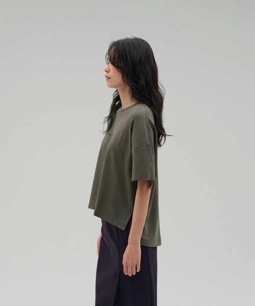 NEW BALANCE(ニューバランス)の「MET24 Women Basic Tee(Tシャツ/カットソー・レディース・オフホワイト/ブラック/オリーブ・SMALL/MEDIUM/LARGE)」の16枚目の写真